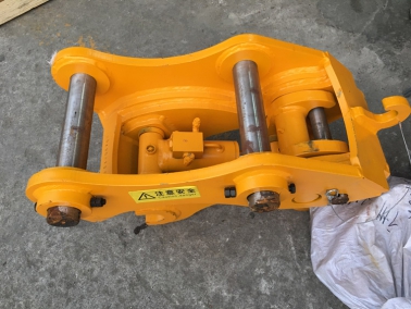 120機(ji)液壓(ya)式快換(huan)接(jie)頭(tou)